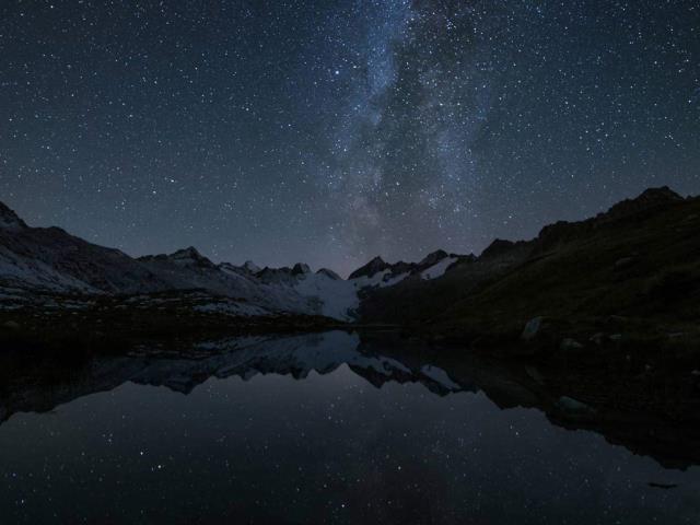 格里姆瑟尔山口Totesee山地湖中倒映出的星星，瑞士伯尔尼
