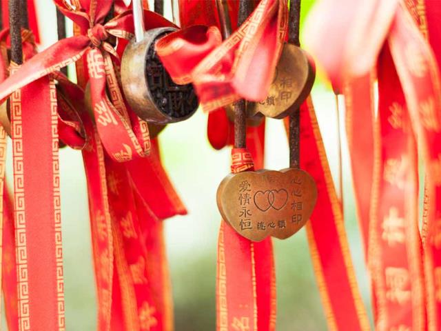 【今日七夕】Love locker on a red stripe hanging in a temple in Chengdu, China