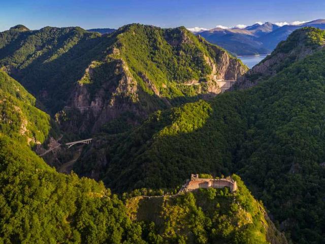 堡垒山上的珀纳里城堡，法加拉斯山,罗马尼亚