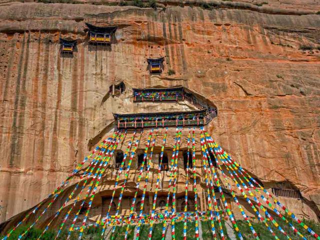 马蹄寺风景区内的马蹄寺和石窟，中国甘肃省