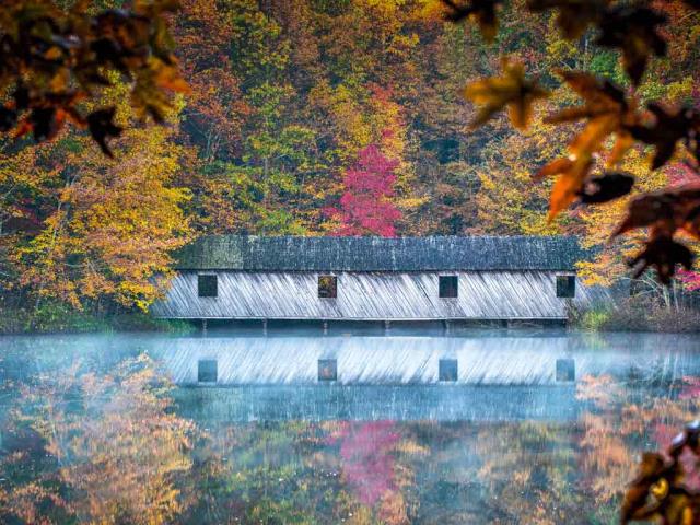 亨茨维尔附近绿色山公园中的Cambron Covered Bridge，阿拉巴马州 
