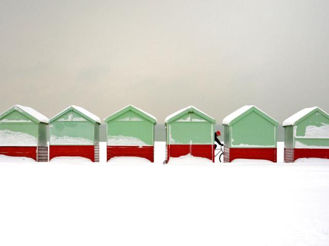 布莱顿-霍夫被雪覆盖的海滩小屋，英国