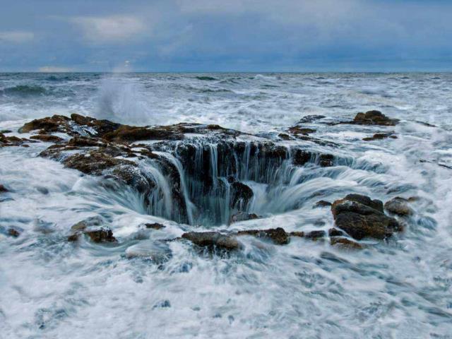 俄勒冈海岸佩蓓角的雷神之井