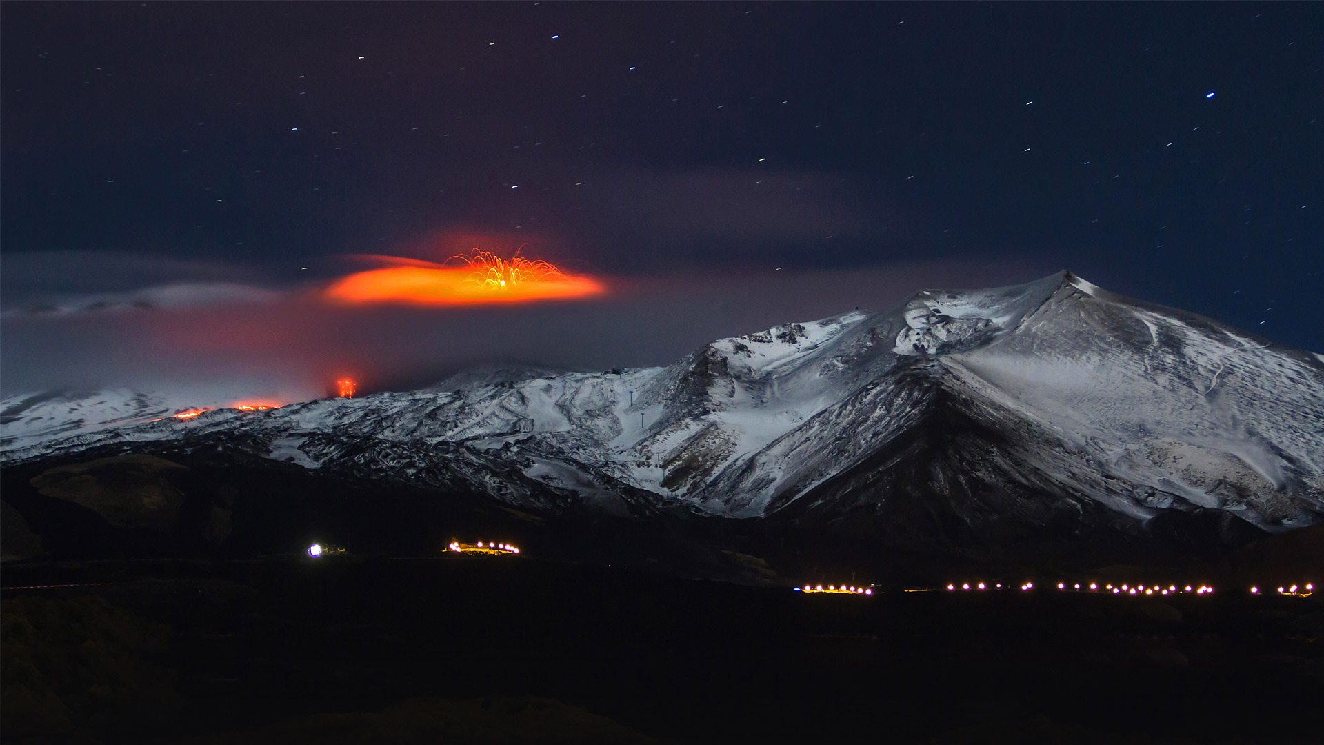 2013年正在喷发的埃特纳火山，意大利西西里岛