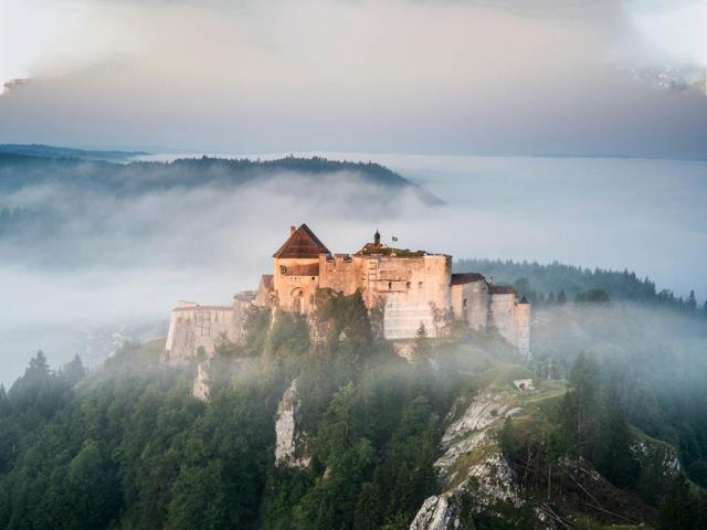 汝拉山中的Chateau de Joux堡，法国