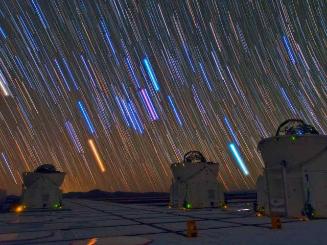 帕瑞纳天文台的望远镜和星迹，智利阿塔卡马沙漠
