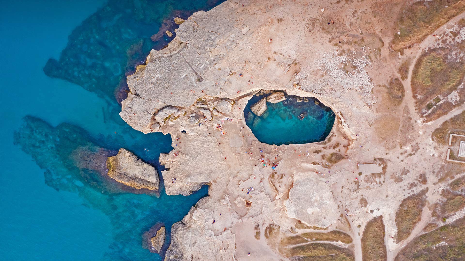鸟瞰罗卡附近的Grotta della Poesia，意大利莱切