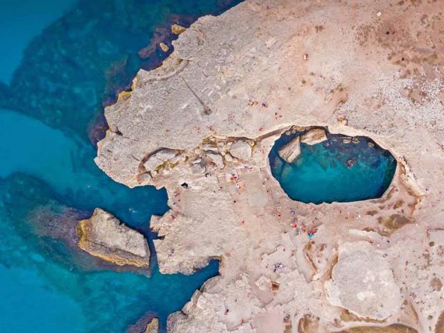 鸟瞰罗卡附近的Grotta della Poesia，意大利莱切