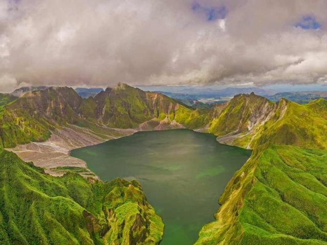 鸟瞰皮纳图博火山湖和山脉，菲律宾波拉克