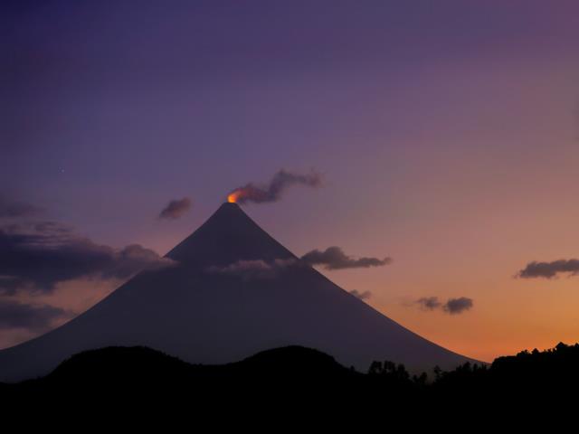 菲律宾马荣山的火山口冒烟