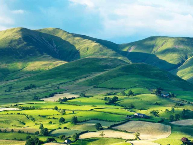 约克郡谷地国家公园里的山丘，英格兰