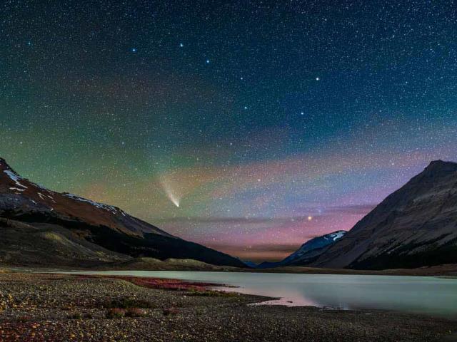 划过湖面上空的新智彗星，加拿大贾斯珀国家公园