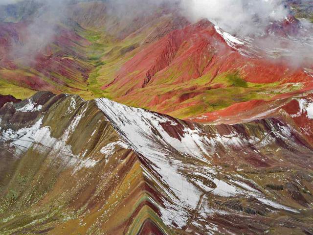 被白雪覆盖的彩虹山，秘鲁