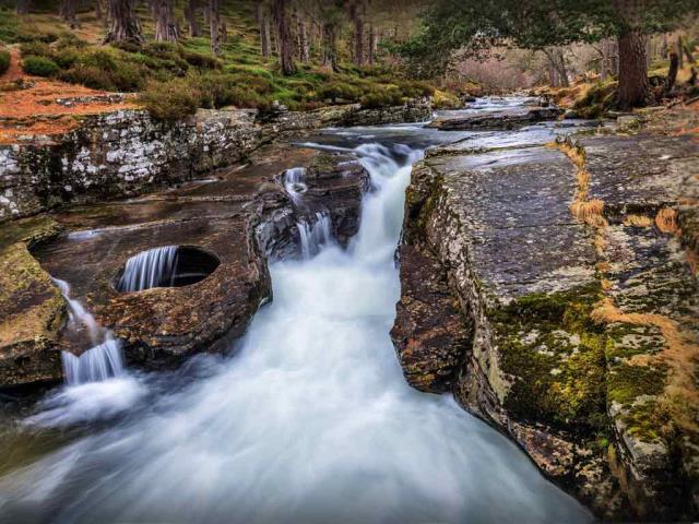 Linn of Quoich瀑布旁的碗状岩石洞，苏格兰阿伯丁郡