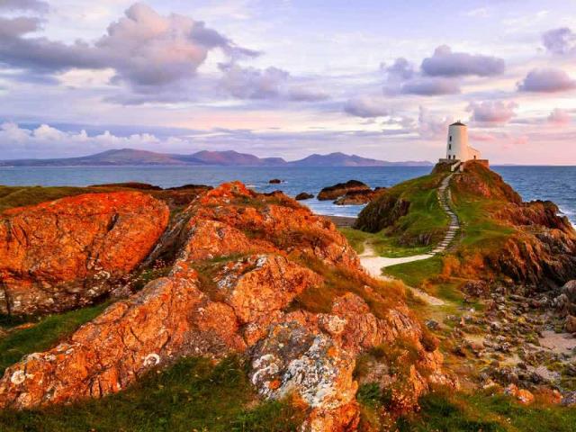 安格尔西岛上的Tŵr Mawr 灯塔，英国威尔士