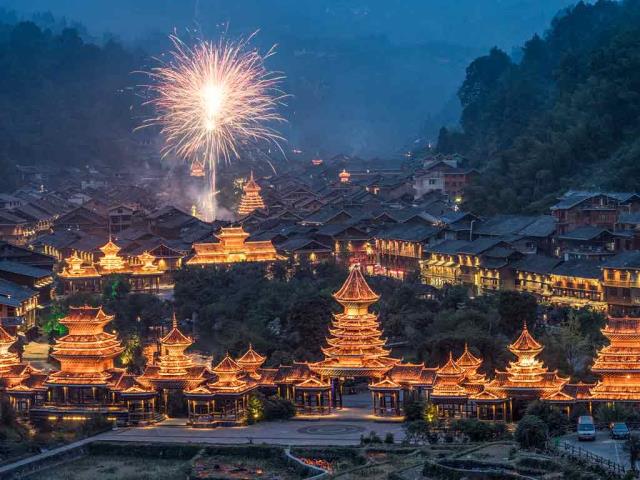烟花绽放的除夕夜，中国