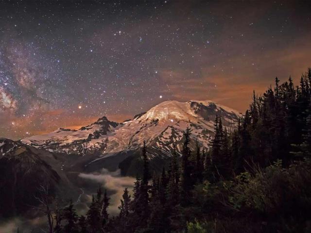 雷尼尔山上空的银河星系，美国华盛顿州