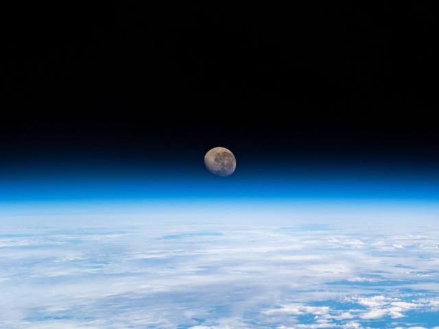 从国际空间站拍摄到的地球上方的渐亏凸月