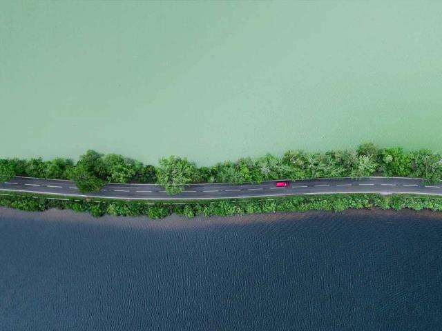 分隔两个湖泊的公路，苏格兰高地