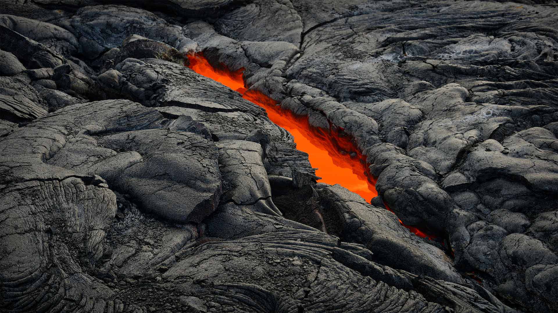 漏出“天窗”的熔岩管，夏威夷火山国家公园