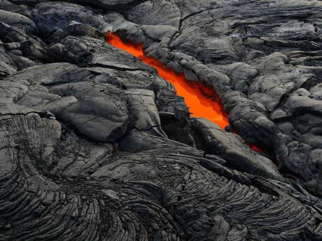 漏出“天窗”的熔岩管，夏威夷火山国家公园