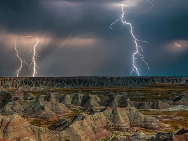 雷暴中恶地国家公园的岩层，美国南达科他州