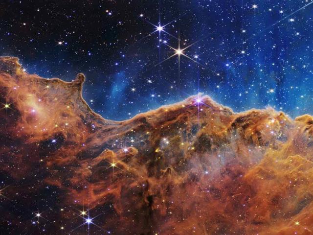 船底星云中的宇宙悬崖