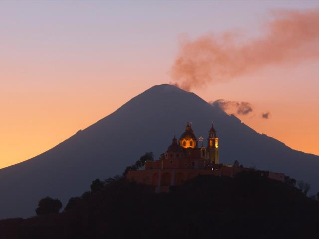 普埃布拉天主堂和波波卡特佩特火山，普埃布拉，墨西哥