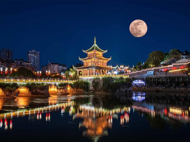 满月下的甲秀楼，中国贵州省贵阳市