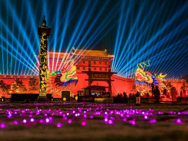 灯光秀点亮夜幕中的西安城墙，中国春节