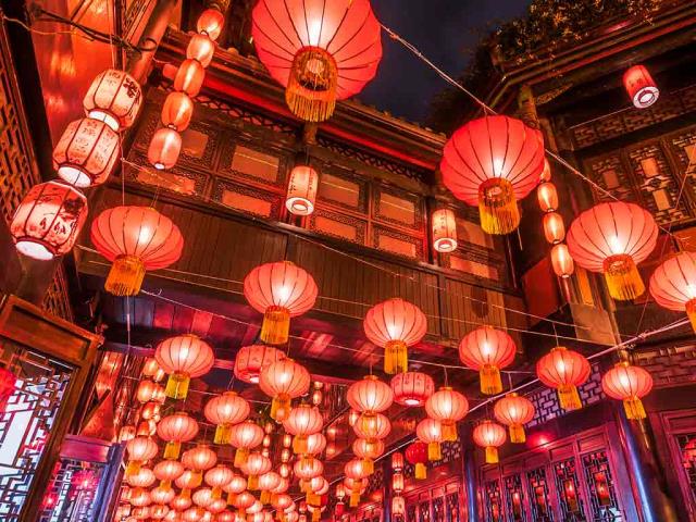 锦里街上悬挂的红色中国灯笼，成都，中国四川省