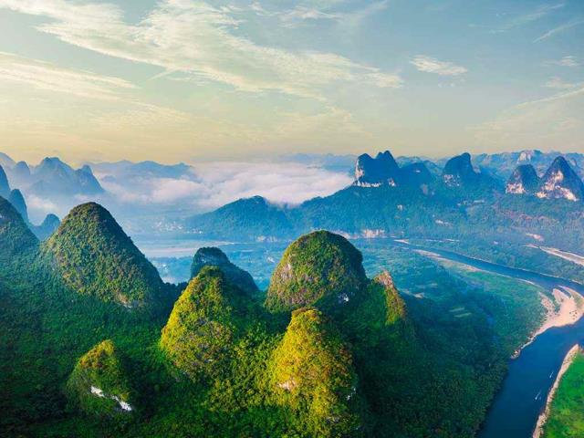 日出时分，美丽的喀斯特山脉鸟瞰图，中国桂林
