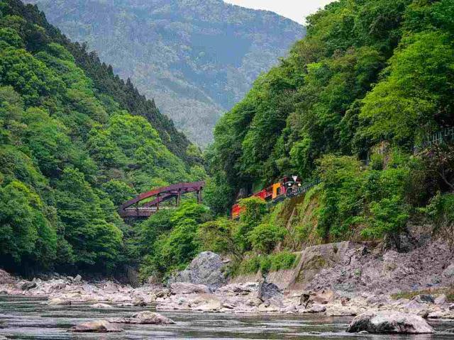 沿着岚山保津川行驶的火车，京都，日本