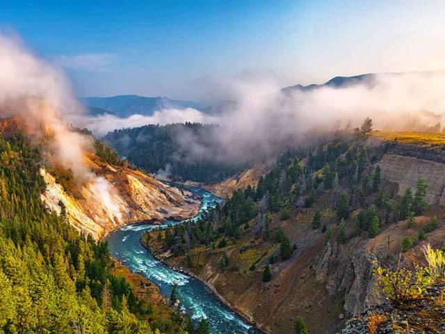 方解石温泉区和黄石河，黄石国家公园，怀俄明州，美国