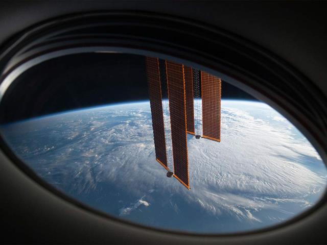 从SpaceX载人龙飞船“奋进号”视角看到的国际空间站主太阳能电池阵列