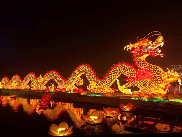 庆祝春节的龙形灯笼，中国西安