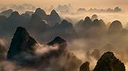 中国，阳朔县喀斯特山峦之上的云雾