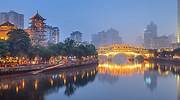 中国，成都的晋江大桥与安顺廊桥