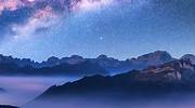 意大利北部 Giau Pass 之上的银河和山脉